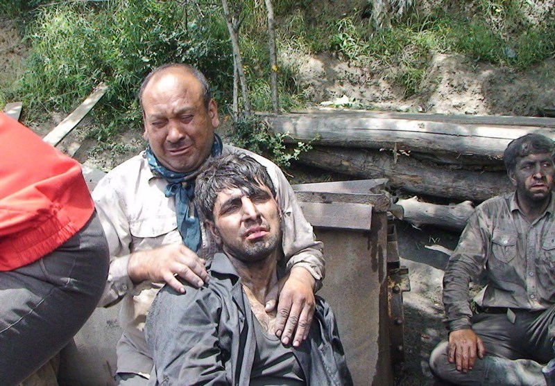 آتشنشانها با تجهیزات داخل تونل هستند؛ سگ های زندهیاب کاربرد ندارند آتشنشانها با تجهیزات داخل تونل هستند؛ سگ های زندهیاب کاربرد ندارند