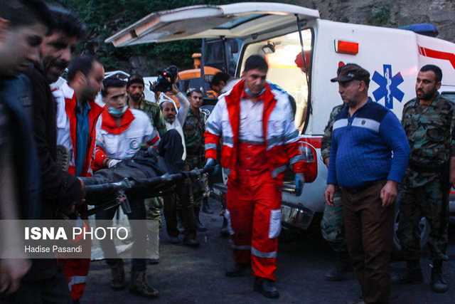 81 نفر از مصدومان حادثه معدن آزادشهر به مراکز درمانی منتقل شدند / 2 همسر باردار در بین خانواده 81 نفر از مصدومان حادثه معدن آزادشهر به مراکز درمانی منتقل شدند / 2 همسر باردار در بین خانواده