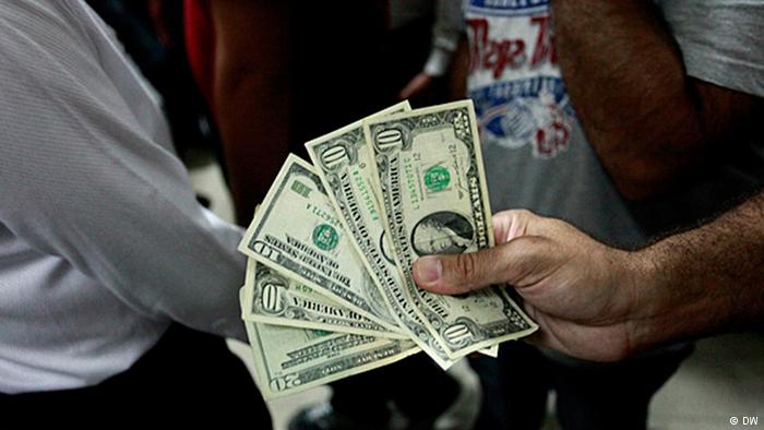پیشبینی یک اقتصاددان؛ قیمت دلار تا ۹هزار تومان کاهش مییابد پیشبینی یک اقتصاددان؛ قیمت دلار تا ۹هزار تومان کاهش مییابد