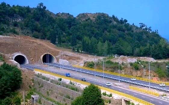 خروجی برای دسترسی به اراضی در آزاد راه تهران شمال نداده ایم/ اتمام عملیات اجرایی آزاد راه تا ۴ ماه دیگر