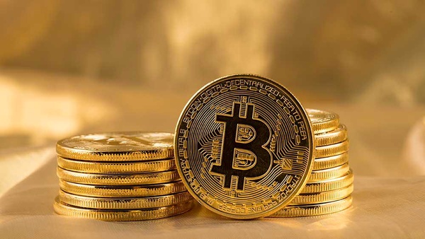 طلا بخریم یا بیت کوین؟