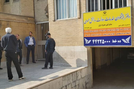 تصاویر ترسناک از خطر ابتلاء به کرونا در صف‌های هجوم مردم برای ورود به بازار بورس!