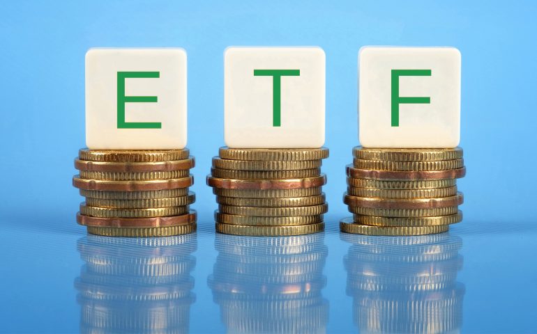 از جمله مهمترین اهداف صندوق های سرمایه گذاری قابل معامله در بورس(etf) مردمی کردن اقتصاد و افزایش ضریب نفوذ بورس در جامعه است
