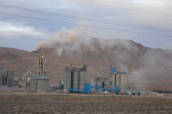 رفع مشکلات کارخانه سیمان دهلران در دستور کار ستاد تسهیل استان