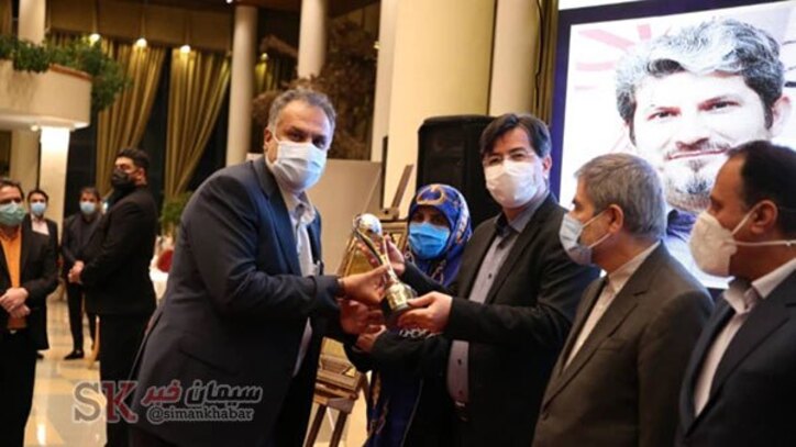 کسب تندیس و نشان ماندگار مسوولیت اجتماعی توسط شرکت سیمان هرمزگان