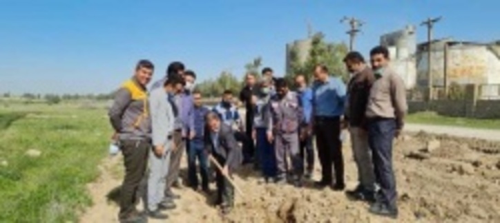 جمعی از پرسنل و مدیران کارخانه سیمان کارون اقدام به کاشت نهال کردند