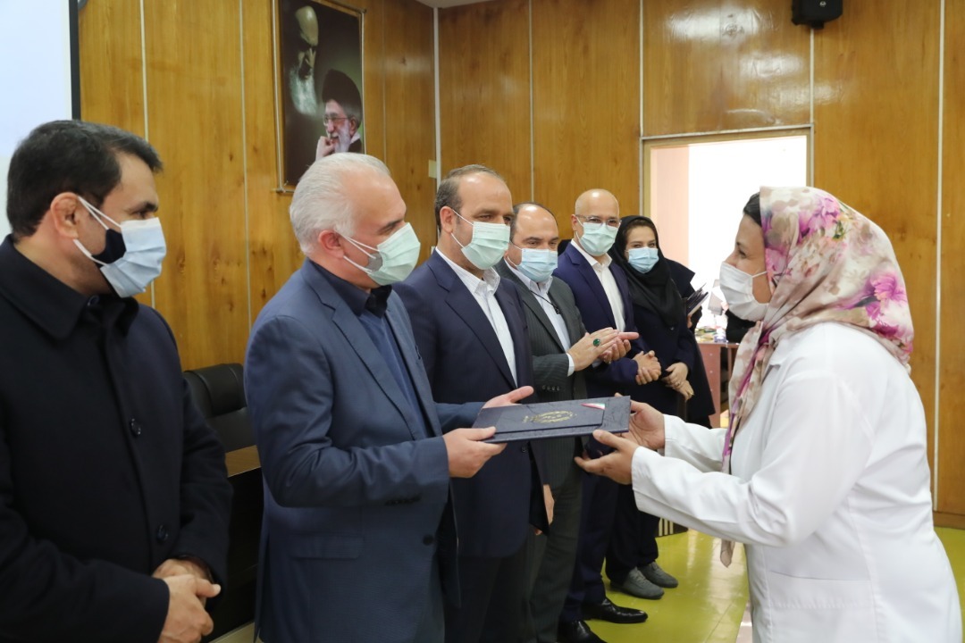 تقدیر عضو هیات عامل و معاونت انسانی بانک از مدافعان سلامت بیمارستان بانک ملی ایران