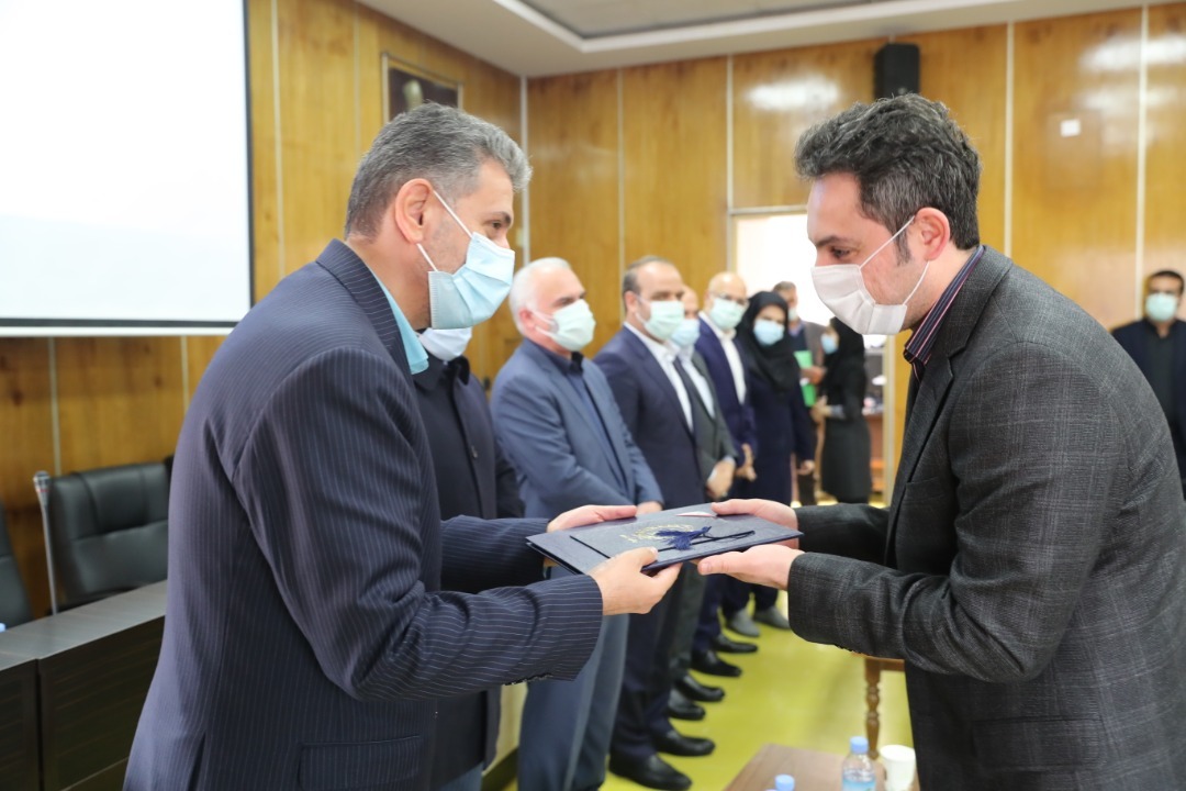 تقدیر عضو هیات عامل و معاونت انسانی بانک از مدافعان سلامت بیمارستان بانک ملی ایران
