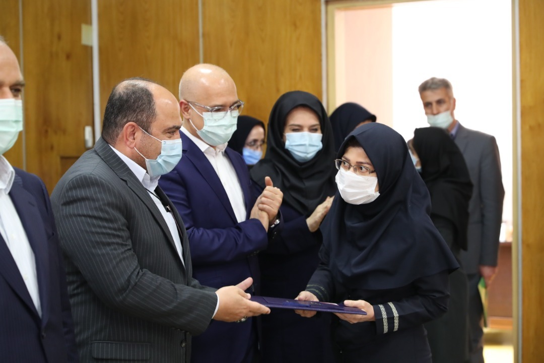 تقدیر عضو هیات عامل و معاونت انسانی بانک از مدافعان سلامت بیمارستان بانک ملی ایران