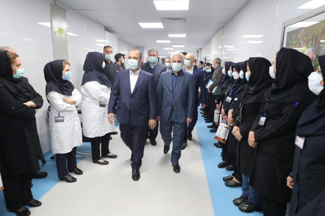تقدیر عضو هیات عامل و معاونت انسانی بانک از مدافعان سلامت بیمارستان بانک ملی ایران