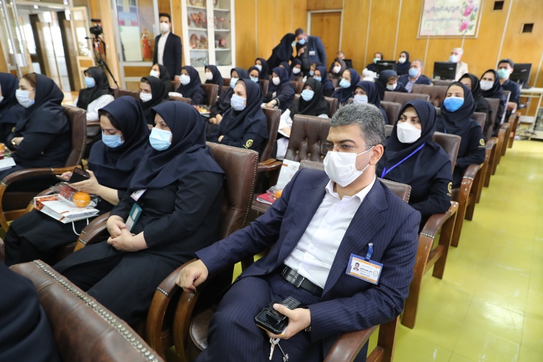 تقدیر عضو هیات عامل و معاونت انسانی بانک از مدافعان سلامت بیمارستان بانک ملی ایران