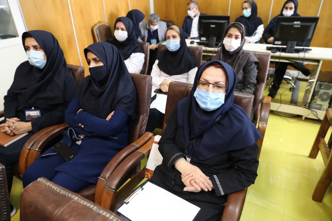 تقدیر عضو هیات عامل و معاونت انسانی بانک از مدافعان سلامت بیمارستان بانک ملی ایران
