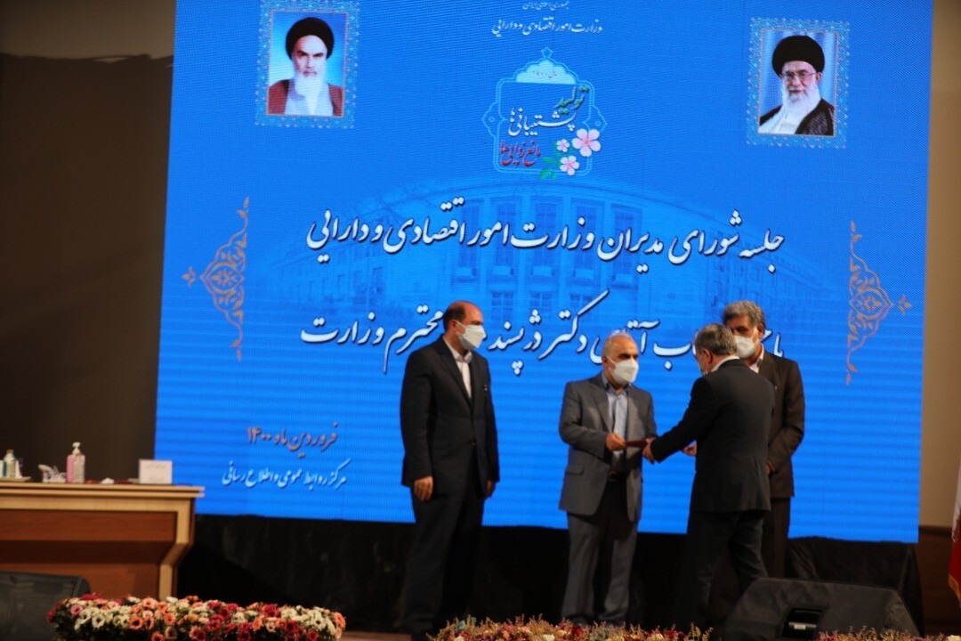 قدردانی وزیر اقتصاد از مدیرعامل بانک ملی ایران پس از کسب رتبه برتر درارزیابی تحول و استقرار بانکداری دیجیتال قدردانی وزیر اقتصاد از مدیرعامل بانک ملی ایران پس از کسب رتبه برتر درارزیابی تحول و استقرار بانکداری دیجیتال