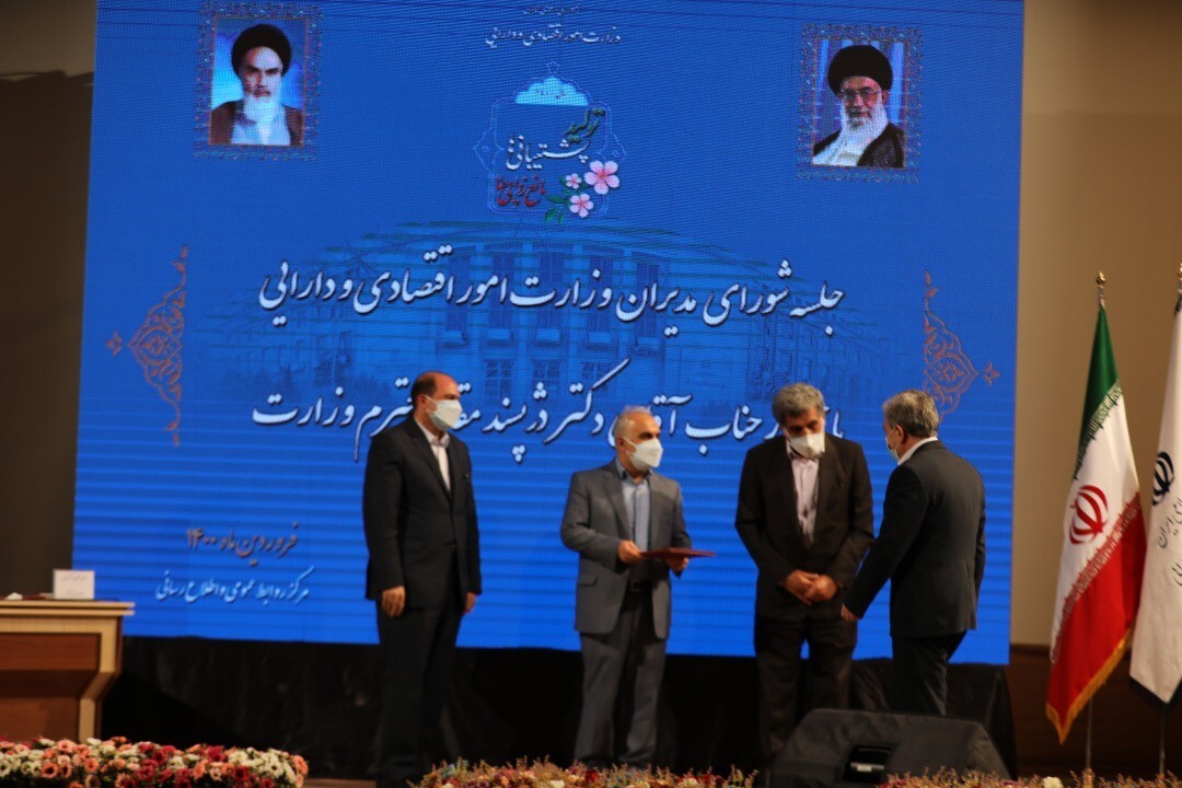 قدردانی وزیر اقتصاد از مدیرعامل بانک ملی ایران پس از کسب رتبه برتر درارزیابی تحول و استقرار بانکداری دیجیتال قدردانی وزیر اقتصاد از مدیرعامل بانک ملی ایران پس از کسب رتبه برتر درارزیابی تحول و استقرار بانکداری دیجیتال