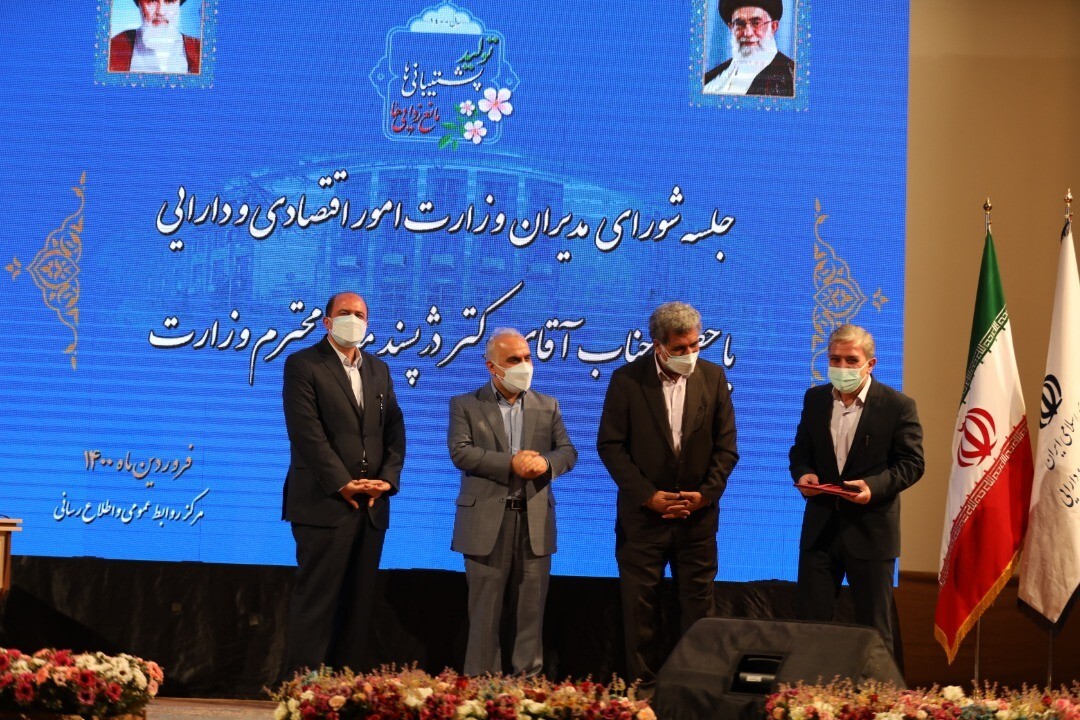 قدردانی وزیر اقتصاد از مدیرعامل بانک ملی ایران پس از کسب رتبه برتر درارزیابی تحول و استقرار بانکداری دیجیتال قدردانی وزیر اقتصاد از مدیرعامل بانک ملی ایران پس از کسب رتبه برتر درارزیابی تحول و استقرار بانکداری دیجیتال