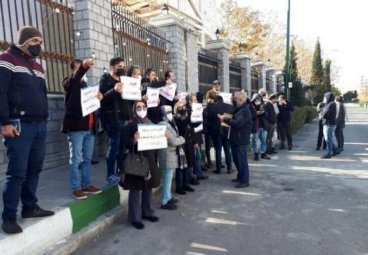 بورسی‌ها در مقابل ساختمان مجلس تجمع کردند