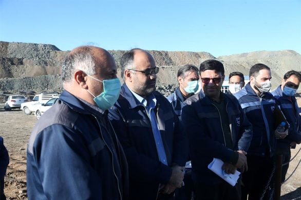 دیدار مدیر عامل شرکت سنگ آهن مرکزی ایران با کارکنان معدن سه چاهون دیدار مدیر عامل شرکت سنگ آهن مرکزی ایران با کارکنان معدن سه چاهون