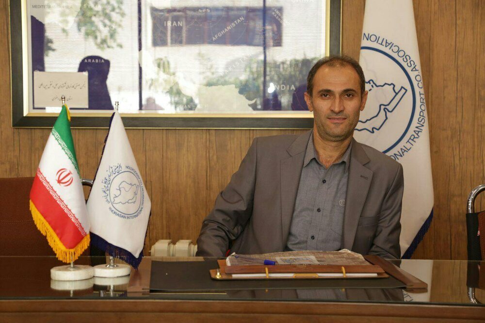 دست معدنداران زیر چرخ کامیون داران/ بار گران به مقصد نمیرسد دست معدنداران زیر چرخ کامیون داران/ بار گران به مقصد نمیرسد