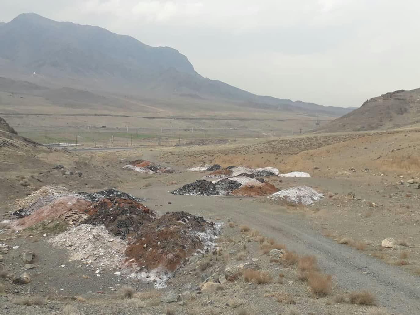 تخلیه پسماند سربارههای سرب استان مرکزی در مراتع قم تخلیه پسماند سربارههای سرب استان مرکزی در مراتع قم