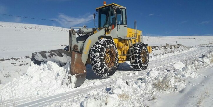 برف روبی و نمک پاشی راه‌های روستایی توسط معدنکاران سلماس