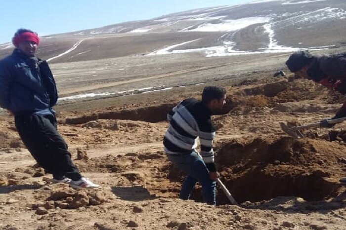 تکاپوی جویندگان منگنز در روستای قزلجه&zwnj;کند قروه