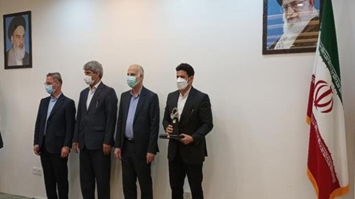 فولاد اکسین خوزستان برای سه سال متوالی در ارزیابی جایزه صنعت سبز موفق به دریافت تندیس صنعت سبز از سازمان حفاظت محیط زیست شد
