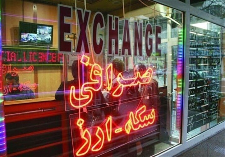 دلار در آستانه ورود به کانال به ۲۲ هزار تومان/ صراف‌ها: همه فروشنده‌اند؛ خریداران کنار کشیدند
