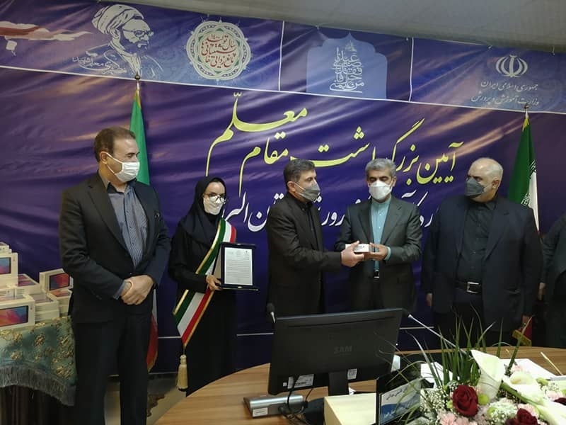 اهدای تبلت به دانش آموزان کم برخوردار استان البرز اهدای تبلت به دانش آموزان کم برخوردار استان البرز
