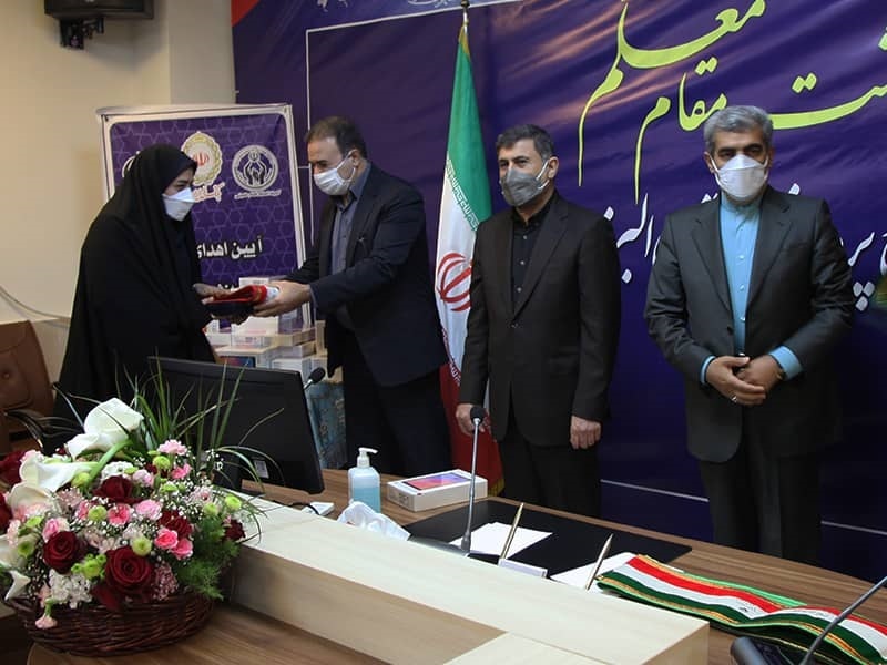 اهدای تبلت به دانش آموزان کم برخوردار استان البرز اهدای تبلت به دانش آموزان کم برخوردار استان البرز