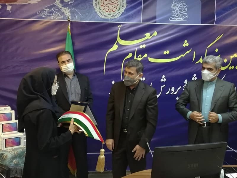 اهدای تبلت به دانش آموزان کم برخوردار استان البرز اهدای تبلت به دانش آموزان کم برخوردار استان البرز