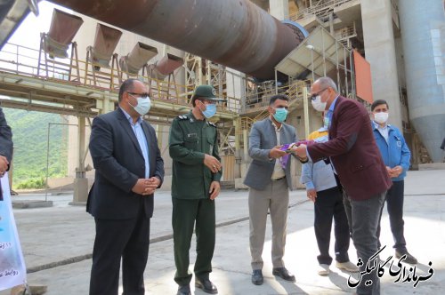 تجلیل فرماندار گالیکش از کارگران نمونه کارخانه سیمان پیوند گلستان تجلیل فرماندار گالیکش از کارگران نمونه کارخانه سیمان پیوند گلستان
