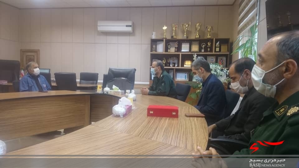 تقدیر فرمانده سپاه شاهرود از مدیرعامل شرکت سیمان تقدیر فرمانده سپاه شاهرود از مدیرعامل شرکت سیمان