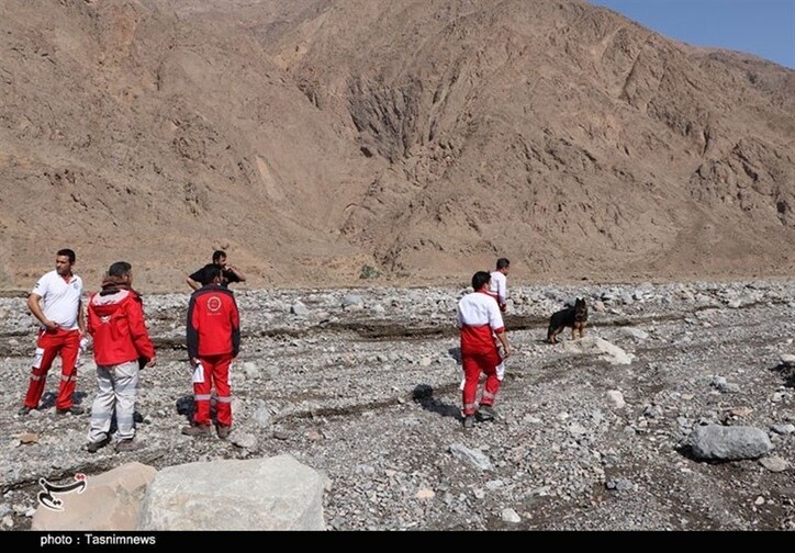 کارگران معدن سنگ بادرود گرفتار سیلاب شدند/ تلاش هلال احمر برای نجات ۱۱ کارگر گرفتار در سیل