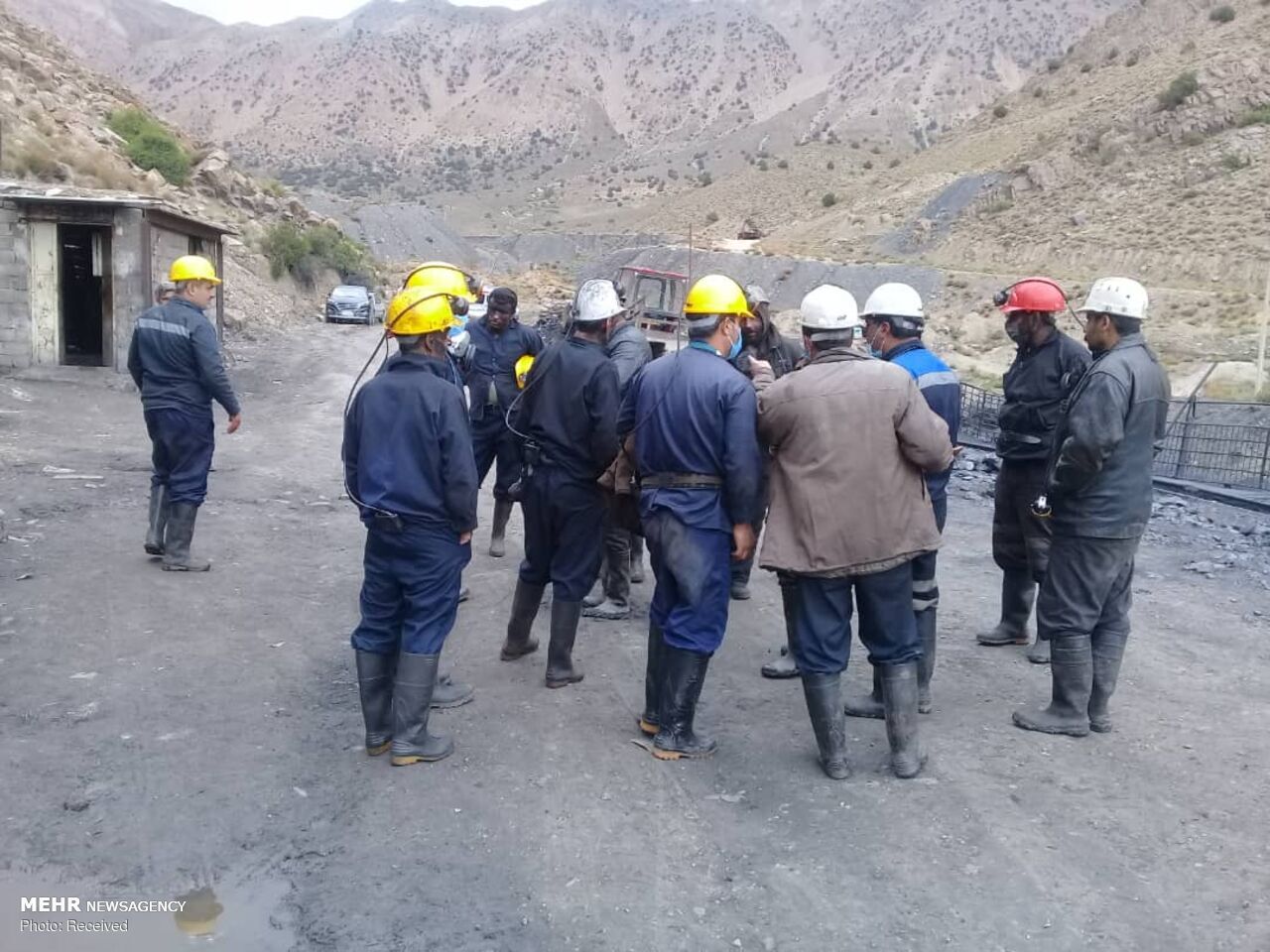 جستجو برای یافتن دو معدنچی مدفون شده در معدن زغال سنگ طزره