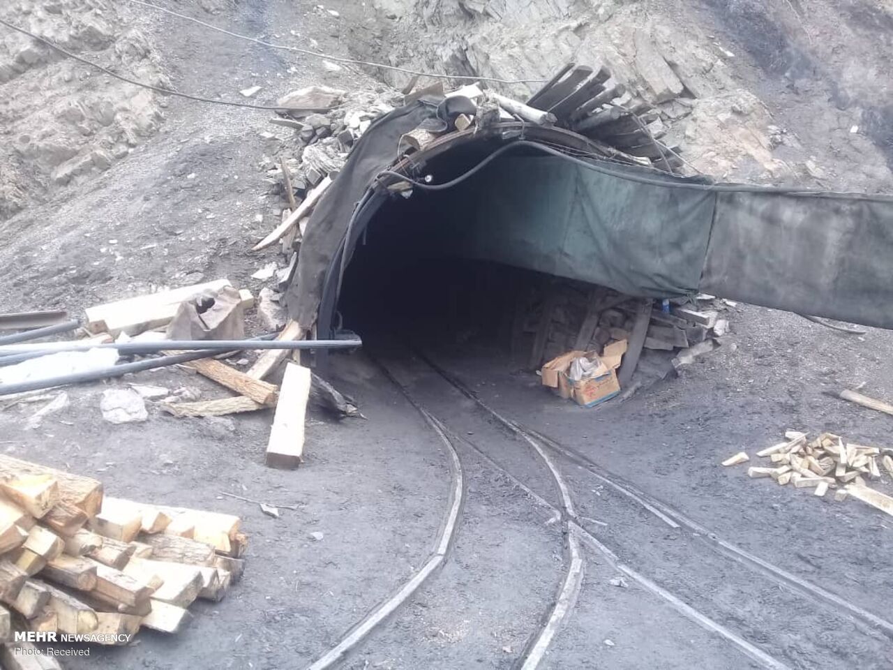 جستجو برای یافتن دو معدنچی مدفون شده در معدن زغال سنگ طزره