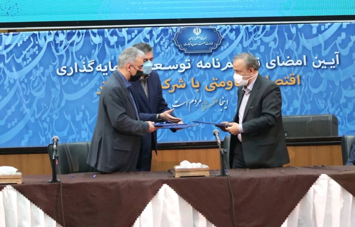 امضای ۳۰۰ هزار میلیارد تومان تفاهم‌نامه سرمایه گذاری میان وزارت صمت و ۵ شرکت بزرگ/ اجرای ۱۰۰ موضوع سرمایه‌گذاری در گام دوم طرح اقتصاد مقاومتی با شرکت‌های برتر