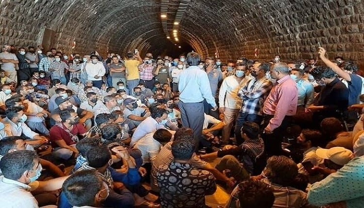 تحصن کارگران معترض منوجان کرمان در جاده بندرعباس-کرمان