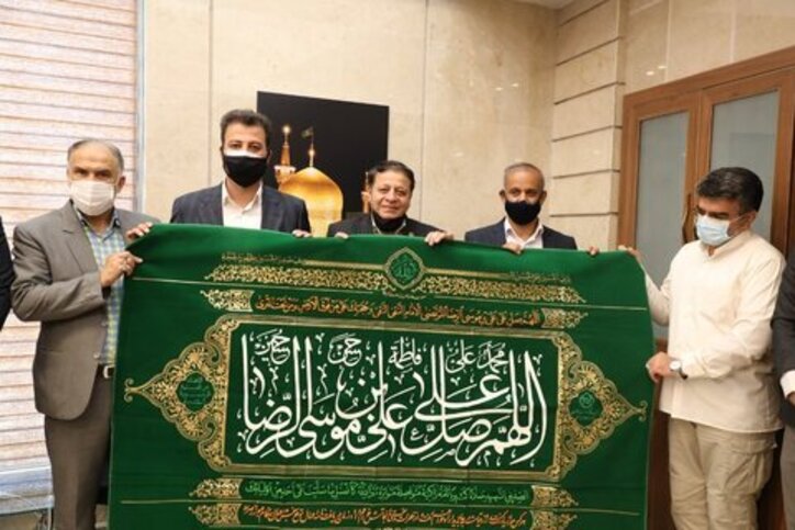 اهداء پرچم متبرک آستان قدس رضوی به باشگاه فولاد مبارکه سپاهان