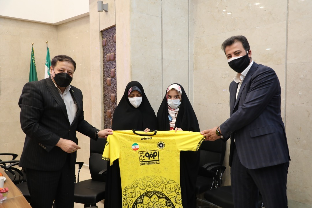 اهداء پرچم متبرک آستان قدس رضوی به باشگاه فولاد مبارکه سپاهان اهداء پرچم متبرک آستان قدس رضوی به باشگاه فولاد مبارکه سپاهان
