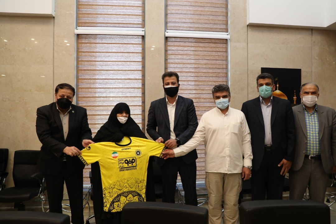 اهداء پرچم متبرک آستان قدس رضوی به باشگاه فولاد مبارکه سپاهان اهداء پرچم متبرک آستان قدس رضوی به باشگاه فولاد مبارکه سپاهان