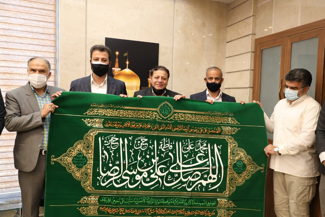 اهداء پرچم متبرک آستان قدس رضوی به باشگاه فولاد مبارکه سپاهان اهداء پرچم متبرک آستان قدس رضوی به باشگاه فولاد مبارکه سپاهان