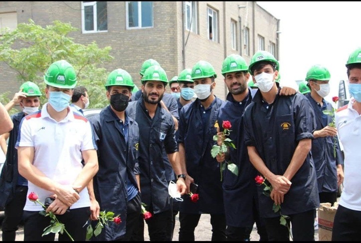گزارش تصویری از بازدید کادر فنی و بازیکنان تیم فوتبال گل گهر سیرجان از مجتمع معدنی و صنعتی گل گهر و حضور در جمع کارگران