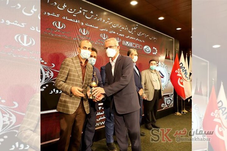 شرکت سیمان سبزوار تندیس زرین مدیران برتر و ارزش آفرین ملی را دریافت کرد