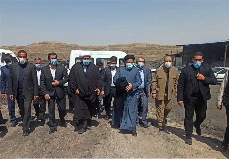 بازدید هوایی رئیس جمهور از معدن زغال سنگ طبس / گفت&zwnj;وگوی صمیمانه رئیسی با کارگران معدن + تصویر