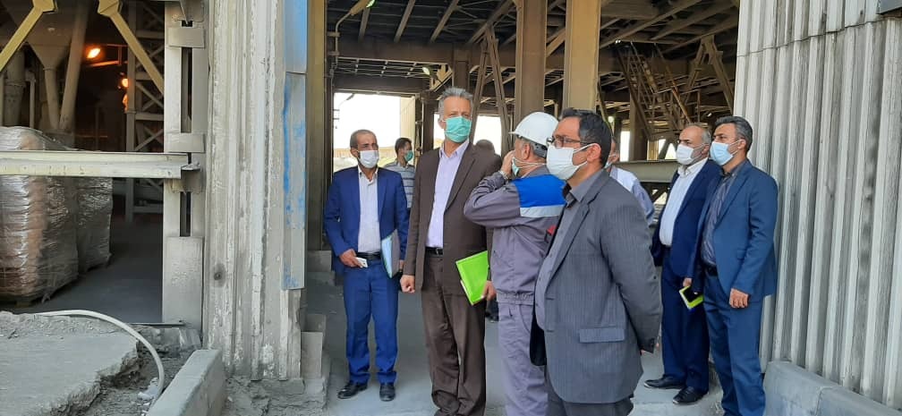 ورود دادستان فیروزکوه به&zwnj;منظور حل مشکلات کارخانه تولیدی &laquo;سیمان فراز&raquo;