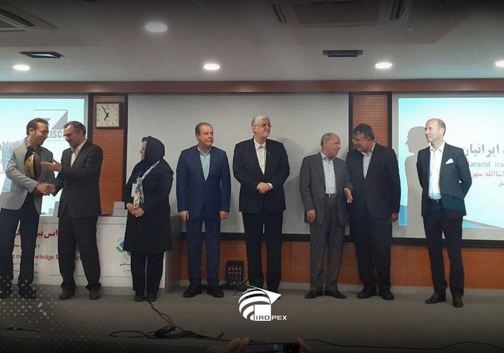 دریافت تندیس زرین چهارمین کنفرانس بین‌المللی مدیریت دانشی (KM۴D) توسط میدکو