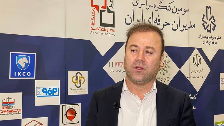 تندیس سومین کنگره مدیران حرفه‌ای ایران به عطاالله معروفخانی مدیرعامل فولاد هرمزگان اعطا شد