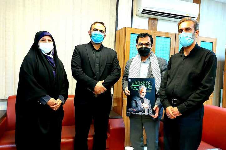 تجلیل از مدیر روابط عمومی شرکت فولاد خوزستان