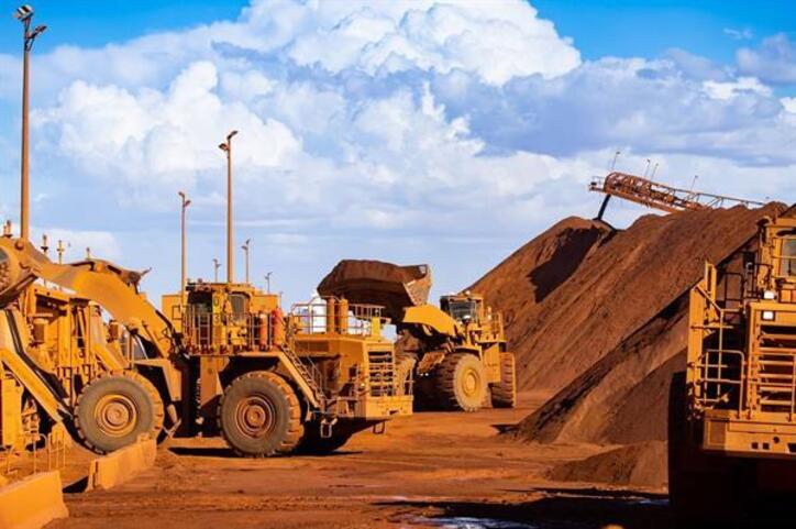 سنگ آهن در سرازیری