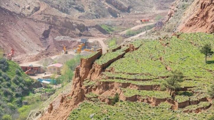 فرماندار چالوس خواستار توقف فعالیت واحد‌های معدنی پیرامون منطقه رانشی مرزن آباد شد